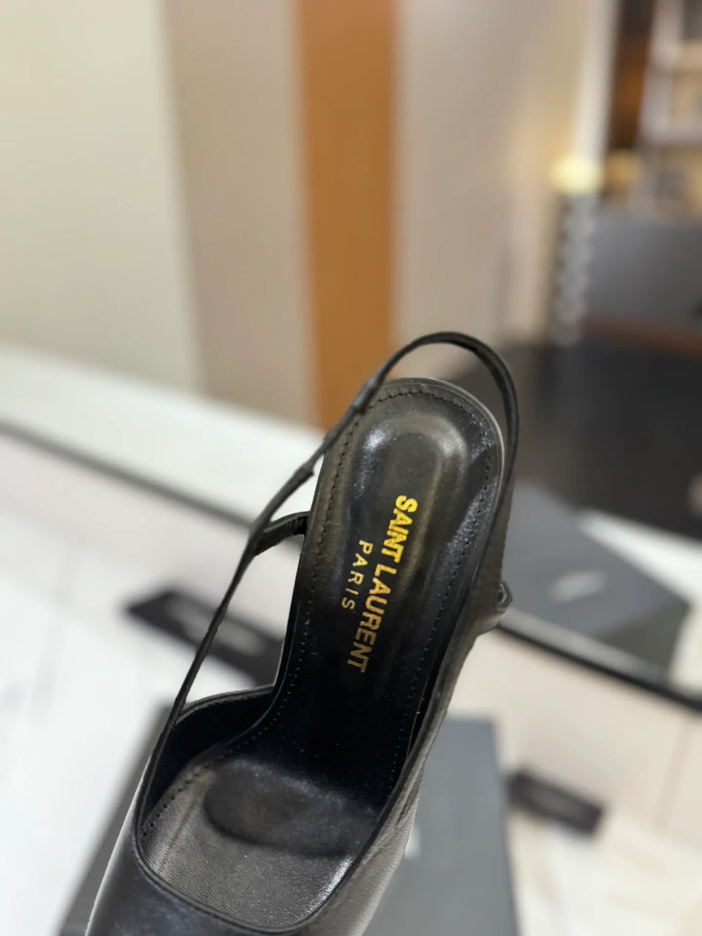 👟👟Ex-factory price 600👟👟 saint laurent ss24 new arrival～ Saint Laurent ysl 2024 spring and summer｜New high-heeled shoes🆕 Beautiful, refined and elegant! The 10cm foot is very stable, so feel free to put it in! The heel is custom-made from a new mold, and the height is the same as the original one. Various incorrect versions are % high-end and sexy, YSL still understands women best❤️ ⚠️The entire upper and lining are made of one piece without joints, which consumes more materials and costs more! Moreover, the material, fabric and lining are all made from more than 20 pieces of genuine custom-made calfskin. The upper is made of custom-made calfskin, the lining is made of calfskin, and the genuine leather outsole imported from Italy. Heel height: 10cm. Size: 35-39 (40 and 41 are custom-made and cannot be returned or exchanged)